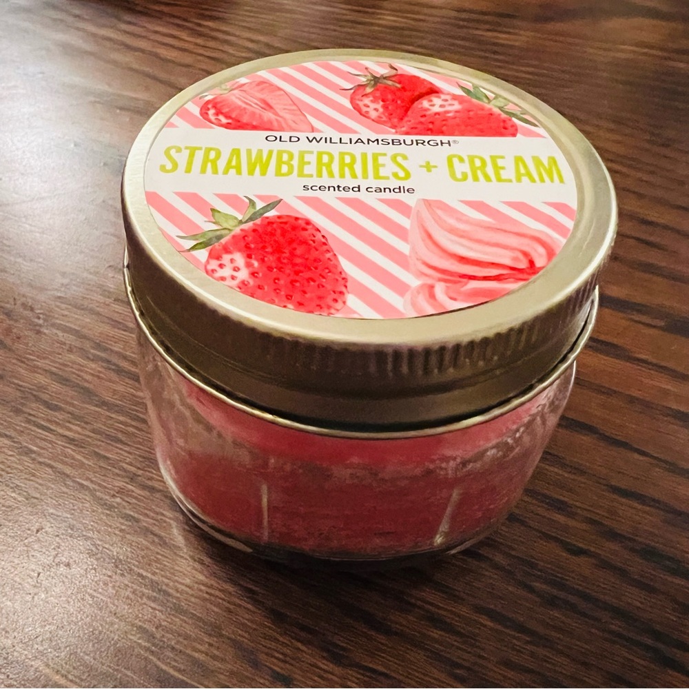 Old Williamsburgh Jar Candle - Strawberries & Creme